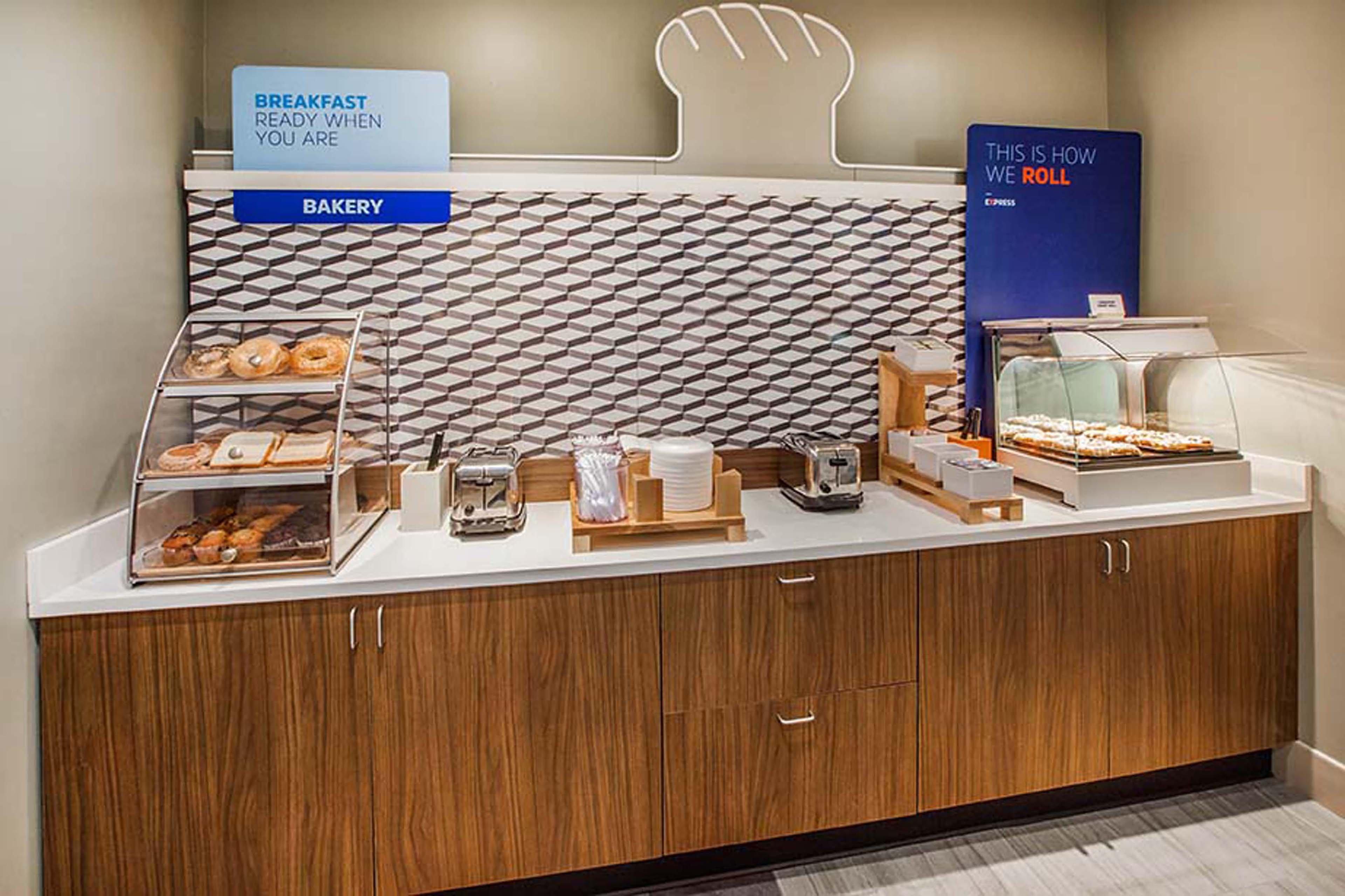 Holiday Inn Express Hotel & Suites Cadillac By Ihg Exterior foto