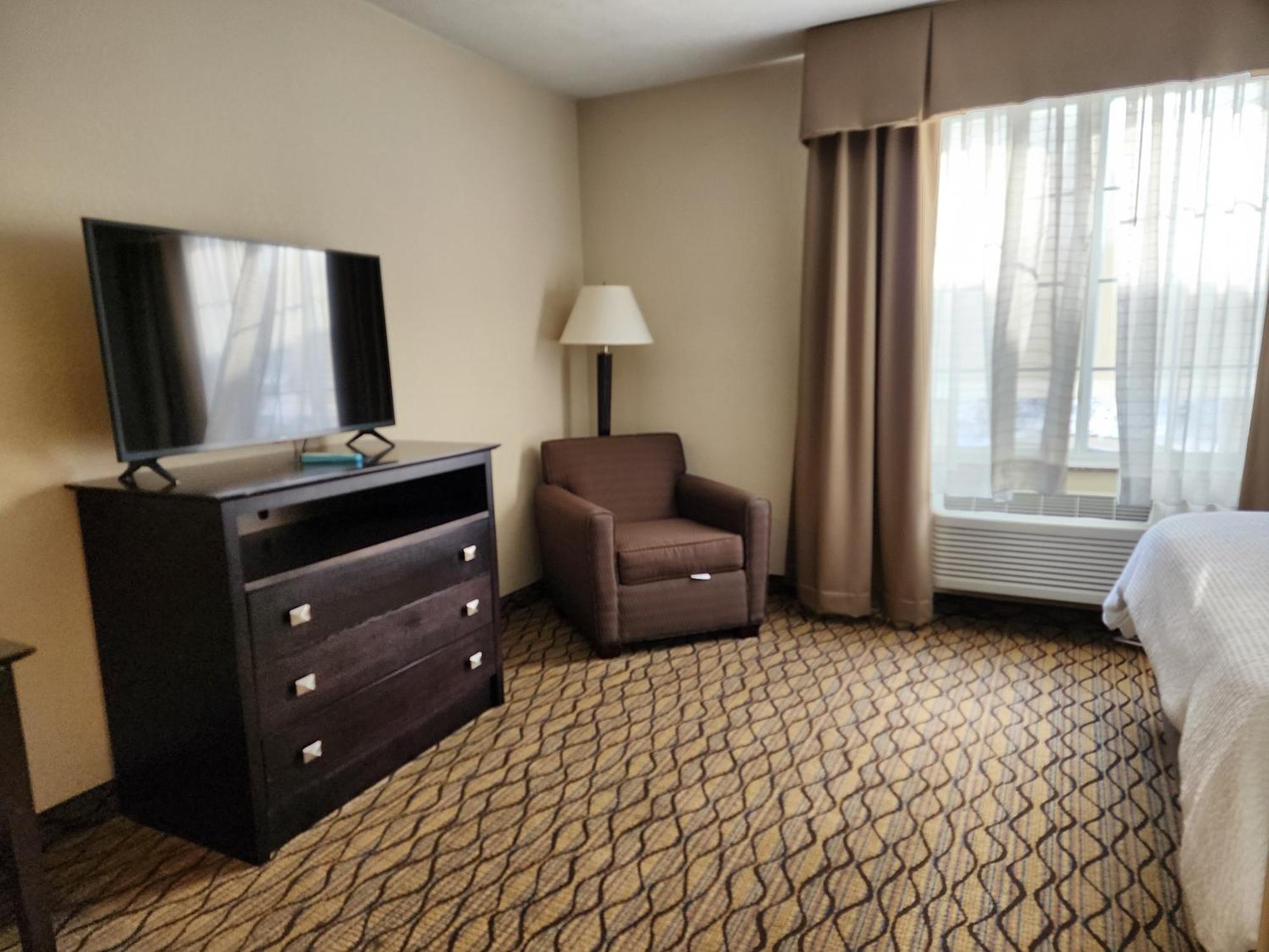 Holiday Inn Express Hotel & Suites Cadillac By Ihg Exterior foto