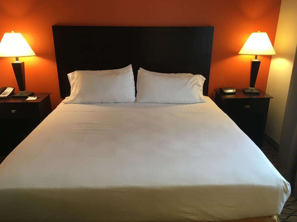 Holiday Inn Express Hotel & Suites Cadillac By Ihg Exterior foto