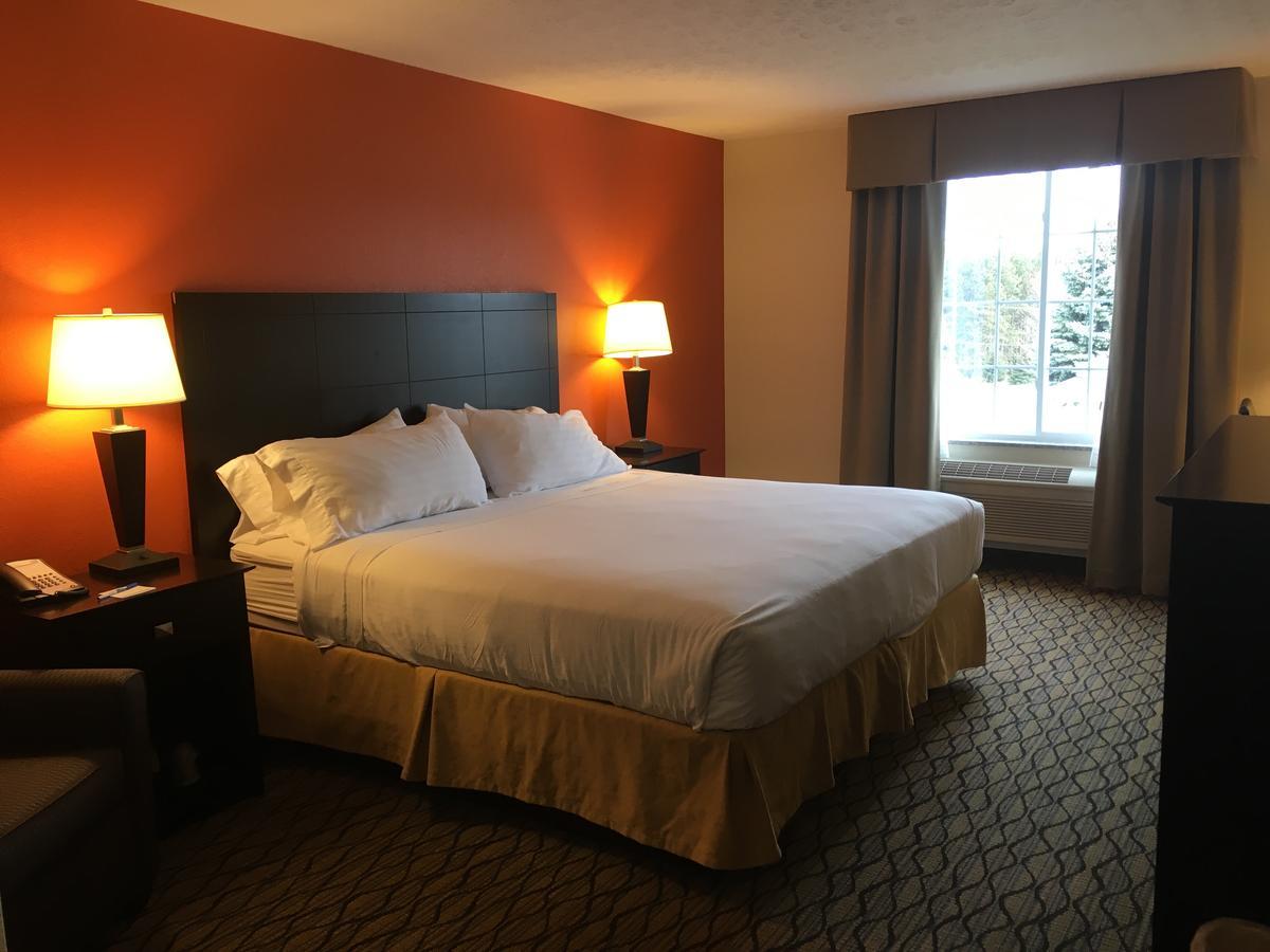 Holiday Inn Express Hotel & Suites Cadillac By Ihg Exterior foto