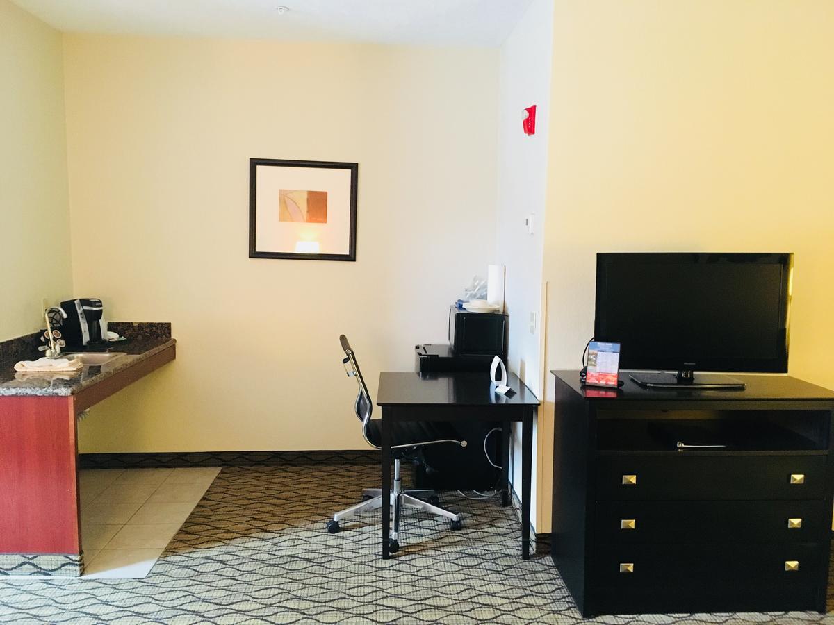 Holiday Inn Express Hotel & Suites Cadillac By Ihg Exterior foto