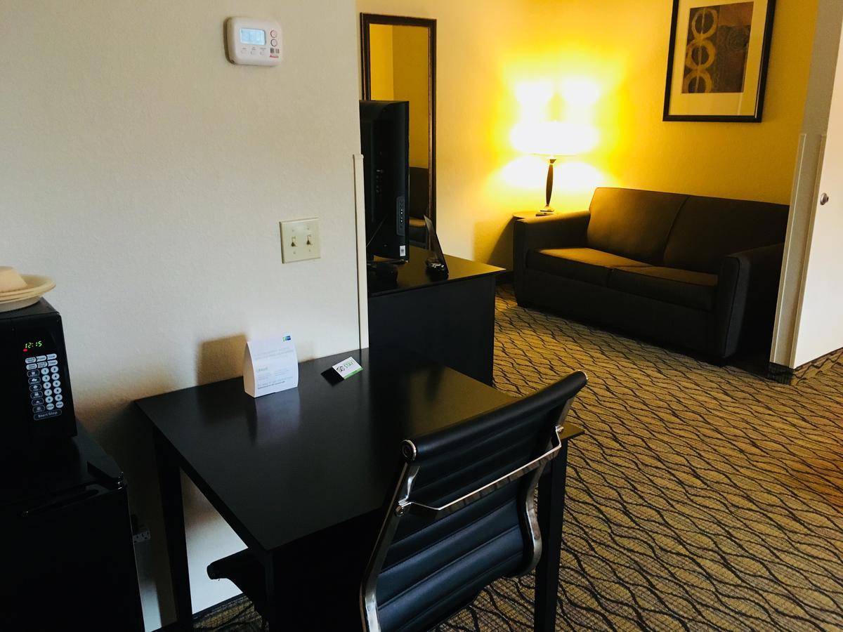 Holiday Inn Express Hotel & Suites Cadillac By Ihg Exterior foto